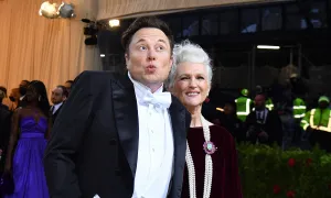 Mẹ Elon Musk hứng chỉ trích vì công kích phóng viên gốc Việt Mẹ Elon Musk hứng chỉ trích vì công kích phóng viên gốc Việt