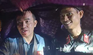 Bộ trưởng Quốc phòng khen ngợi hai phi công thoát khỏi máy bay gặp sự cố Bộ trưởng Quốc phòng khen ngợi hai phi công thoát khỏi máy bay gặp sự cố