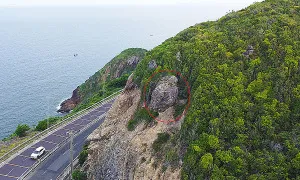 Cấm đèo Cù Hin để xử lý khối đá nguy cơ lăn xuống đường Cấm đèo Cù Hin để xử lý khối đá nguy cơ lăn xuống đường