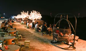 Người trẻ Hà Nội ngồi quán xuyên đêm đón gió lạnh đầu mùa Người trẻ Hà Nội ngồi quán xuyên đêm đón gió lạnh đầu mùa