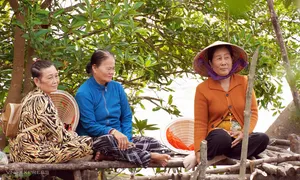 Ông, bà lái xuồng đưa con cháu đến lớp Ông, bà lái xuồng đưa con cháu đến lớp