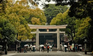 Khách Mỹ bị bắt vì khắc chữ lên cổng đền thiêng ở Tokyo Khách Mỹ bị bắt vì khắc chữ lên cổng đền thiêng ở Tokyo