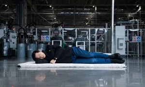 CEO Xiaomi đăng ảnh ngủ trên sàn nhà máy giống Elon Musk CEO Xiaomi đăng ảnh ngủ trên sàn nhà máy giống Elon Musk