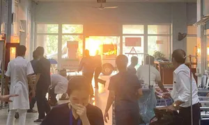Xe chở bệnh nhân bốc cháy trước phòng cấp cứu Xe chở bệnh nhân bốc cháy trước phòng cấp cứu