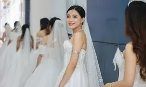Hàng trăm sinh viên hóa 'cô dâu' trong bài thi học kỳ Hàng trăm sinh viên hóa 'cô dâu' trong bài thi học kỳ