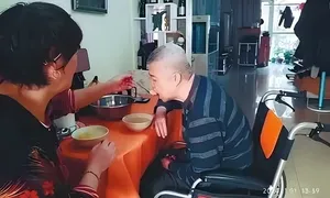 Chăm chồng cũ đã ly hôn 20 năm Chăm chồng cũ đã ly hôn 20 năm