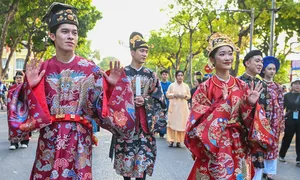 Hàng trăm người diễu hành cổ phục trên phố đi bộ Hà Nội Hàng trăm người diễu hành cổ phục trên phố đi bộ Hà Nội