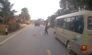 Bé gái 5 tuổi bị ôtô tải cán tử vong khi chạy qua đường Bé gái 5 tuổi bị ôtô tải cán tử vong khi chạy qua đường
