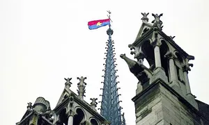Câu chuyện 3 người Thụy Sĩ treo cờ Việt Nam ở đỉnh Nhà thờ Đức Bà Paris Câu chuyện 3 người Thụy Sĩ treo cờ Việt Nam ở đỉnh Nhà thờ Đức Bà Paris