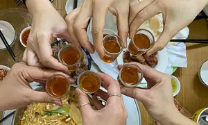 Cô gái nôn ra máu sau chầu nhậu liên hoan Cô gái nôn ra máu sau chầu nhậu liên hoan