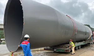 Ngăn chặn hai xe siêu trường sắp qua đèo Hải Vân Ngăn chặn hai xe siêu trường sắp qua đèo Hải Vân
