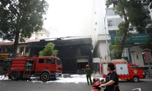 Cháy quán bar ở Hà Nội, hàng trăm người phải sơ tán Cháy quán bar ở Hà Nội, hàng trăm người phải sơ tán