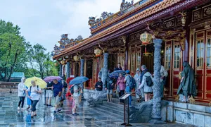 Hàng nghìn du khách đội mưa thăm điện Thái Hòa Hàng nghìn du khách đội mưa thăm điện Thái Hòa