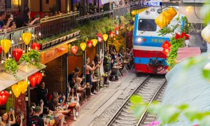 Cà phê đường tàu đông khách trở lại Cà phê đường tàu đông khách trở lại