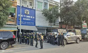 Nhóm vệ sĩ phân luồng cho đoàn xe đám cưới bị tạm giữ Nhóm vệ sĩ phân luồng cho đoàn xe đám cưới bị tạm giữ