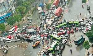 Ba nhóm người ở ngã tư tắc cứng Ba nhóm người ở ngã tư tắc cứng