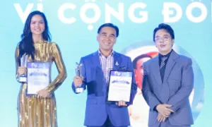 H'Hen Niê cùng Quyền Linh nhận giải 'Cá nhân vì cộng đồng' H'Hen Niê cùng Quyền Linh nhận giải 'Cá nhân vì cộng đồng'