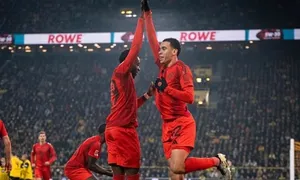 Bayern thoát thua Dortmund Bayern thoát thua Dortmund