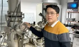 Xoay xở đủ đường để đi học, chàng trai nhận hai bằng tiến sĩ ở châu Âu Xoay xở đủ đường để đi học, chàng trai nhận hai bằng tiến sĩ ở châu Âu