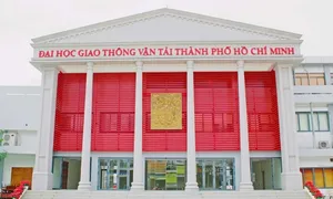Sinh viên tố bị ép học tiếng Anh ở trường, không được dùng IELTS Sinh viên tố bị ép học tiếng Anh ở trường, không được dùng IELTS