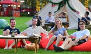 Người dân, du khách hòa vào lễ hội 8Wonder Winter Người dân, du khách hòa vào lễ hội 8Wonder Winter