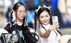 Giới trẻ Việt theo đuổi mốt trang điểm 'bling bling' Giới trẻ Việt theo đuổi mốt trang điểm 'bling bling'