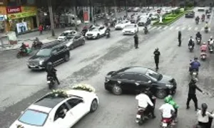 5 vệ sĩ dẹp đường cho dàn xe sang đi đám cưới bị khởi tố 5 vệ sĩ dẹp đường cho dàn xe sang đi đám cưới bị khởi tố