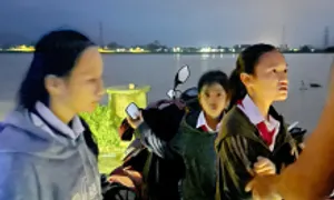 Ba nữ sinh bị nước lũ cuốn trôi 100 m được cứu sống Ba nữ sinh bị nước lũ cuốn trôi 100 m được cứu sống