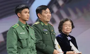 'Con nuôi đồn biên phòng' giành giải hành động vì cộng đồng 'Con nuôi đồn biên phòng' giành giải hành động vì cộng đồng