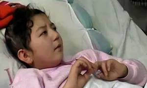 Bé gái mưu trí giả chết trước mặt nhóm gây thảm án Bé gái mưu trí giả chết trước mặt nhóm gây thảm án