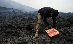 Pizza nướng trên dung nham núi lửa Pizza nướng trên dung nham núi lửa
