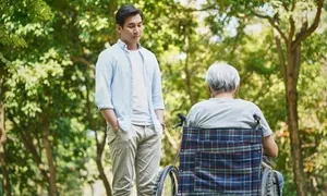 Con trai làm loạn vì cha mẹ già không chia thừa kế sớm Con trai làm loạn vì cha mẹ già không chia thừa kế sớm