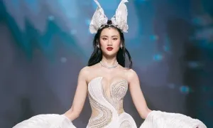 Ý Nhi catwalk với đầm cảm hứng sóng biển Ý Nhi catwalk với đầm cảm hứng sóng biển