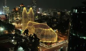 Quán cà phê ngắm nhà thờ Đức Bà lên đèn Quán cà phê ngắm nhà thờ Đức Bà lên đèn