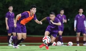 Hai cầu thủ Việt Nam trở lại trong ngày đầu tập tại Singapore Hai cầu thủ Việt Nam trở lại trong ngày đầu tập tại Singapore