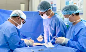 Bé trai bị thoát vị bẹn hai bên Bé trai bị thoát vị bẹn hai bên
