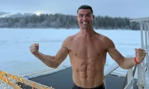 Ronaldo khoe cơ bụng 8 múi giữa trời tuyết Ronaldo khoe cơ bụng 8 múi giữa trời tuyết
