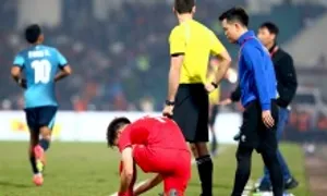 Hoàng Đức thay giày trước khi solo giúp Xuân Son ghi bàn Hoàng Đức thay giày trước khi solo giúp Xuân Son ghi bàn