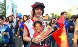 Thái Lan - Việt Nam: CĐV in ảnh Xuân Son lên áo Thái Lan - Việt Nam: CĐV in ảnh Xuân Son lên áo
