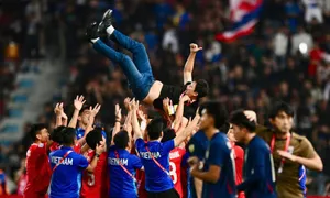 Cầu thủ Việt Nam tung HLV Kim Sang-sik khi vô địch ASEAN Cup Cầu thủ Việt Nam tung HLV Kim Sang-sik khi vô địch ASEAN Cup