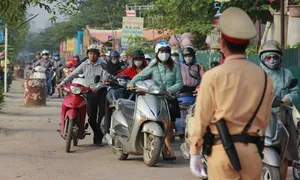 Dắt xe máy trên vỉa hè có phạm luật? Dắt xe máy trên vỉa hè có phạm luật?