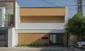 Nhà phố hướng Tây với tường sơn gai để chống ồn Nhà phố hướng Tây với tường sơn gai để chống ồn