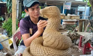 Chế tác linh vật rắn trưng bày ở Hội An Chế tác linh vật rắn trưng bày ở Hội An
