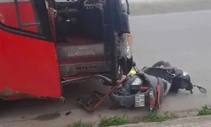 Hai mẹ con tử vong sau va chạm với xe khách Hai mẹ con tử vong sau va chạm với xe khách