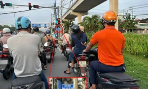 'Không dám rẽ phải đèn đỏ, mất tiếng rưỡi mới về đến nhà' 'Không dám rẽ phải đèn đỏ, mất tiếng rưỡi mới về đến nhà'