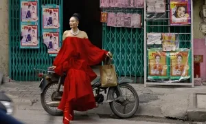 Lê Thúy diện đầm dự tiệc dạo phố Lê Thúy diện đầm dự tiệc dạo phố
