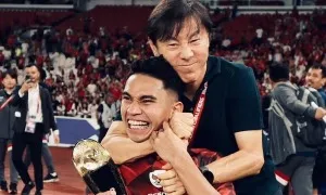 Ronaldo 'ghi điểm' bằng hành động đẹp với CĐV nhí Ronaldo 'ghi điểm' bằng hành động đẹp với CĐV nhí