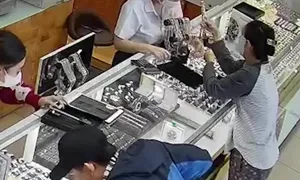 'Ảo thuật' trộm dây chuyền vàng trong tiệm kim hoàn 'Ảo thuật' trộm dây chuyền vàng trong tiệm kim hoàn