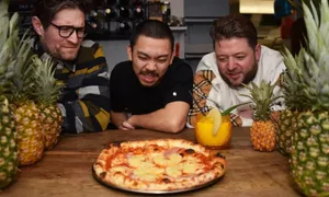 Tranh cãi chuyện trả thêm hơn 100 USD để ăn pizza có dứa Tranh cãi chuyện trả thêm hơn 100 USD để ăn pizza có dứa