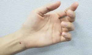 Có nên xăm nốt ruồi son ở cổ tay để đổi vận? Có nên xăm nốt ruồi son ở cổ tay để đổi vận?